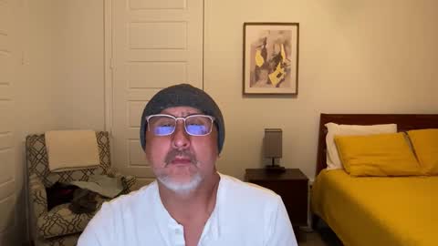 Snapshot of latinnous chatting on 11.09.25 QS - INDEPENDENT MODEL online show from 11.09.25