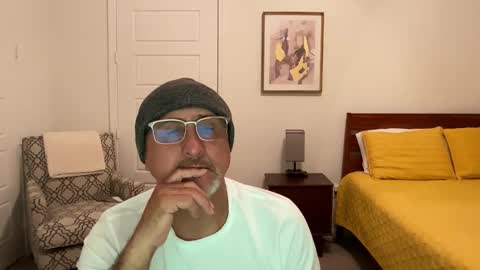 Snapshot of latinnous chatting on 11.10.25 QS - INDEPENDENT MODEL online show from 11.10.25