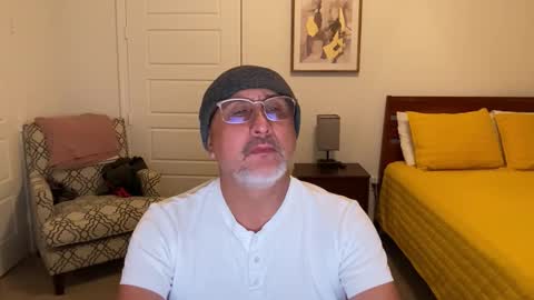 Snapshot of latinnous chatting on 11.17.25 QS - INDEPENDENT MODEL online show from 11.17.25