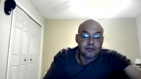 Snapshot of latinoinfla chatting on 10.10.25 latinoinfla online show from 10.10.25