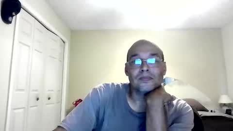 Snapshot of latinoinfla chatting on 10.19.25 latinoinfla online show from 10.19.25