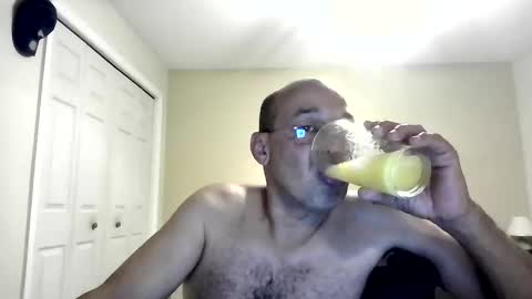 Snapshot of latinoinfla chatting on 10.21.25 latinoinfla online show from 10.21.25