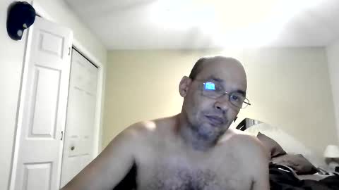 Snapshot of latinoinfla chatting on 10.24.25 latinoinfla online show from 10.24.25