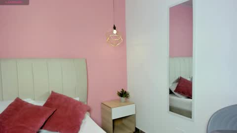 Snapshot of lau_saenz_ chatting on 10.23.25 Lau online show from 10.23.25