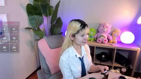 laukyubey1 online show from 10.15.25