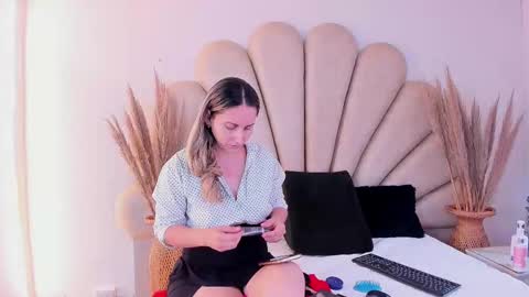 Snapshot of laura__martiinez chatting on 10.17.25 online show from 10.17.25