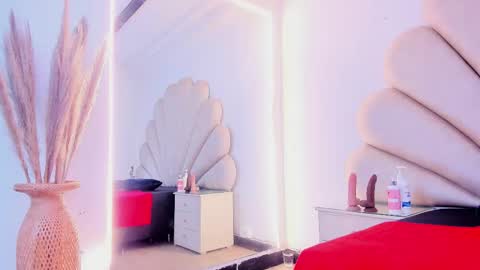 Snapshot of laura__martiinez chatting on 10.18.25 online show from 10.18.25