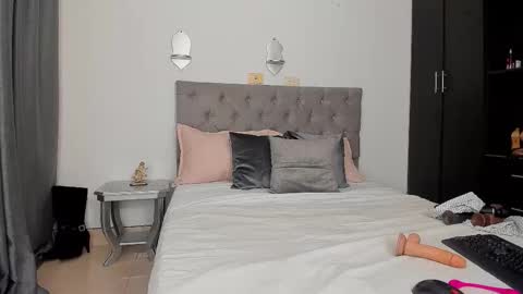 Snapshot of laura__martiinez chatting on 11.01.25 online show from 11.01.25