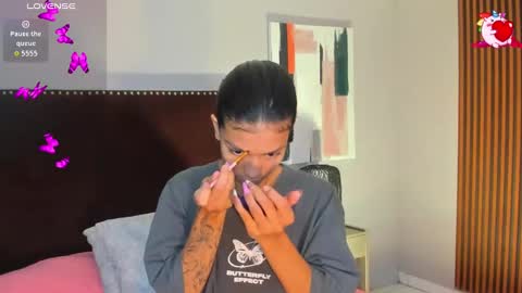 Snapshot of laura_aristizabal_19 chatting on 10.14.25 Laura online show from 10.14.25