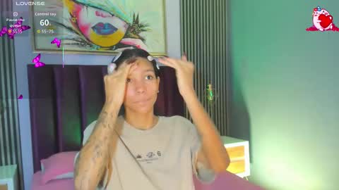 Snapshot of laura_aristizabal_19 chatting on 10.24.25 Laura online show from 10.24.25