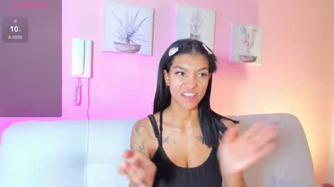 Snapshot of laura_aristizabal_19 chatting on 11.11.25 Laura online show from 11.11.25