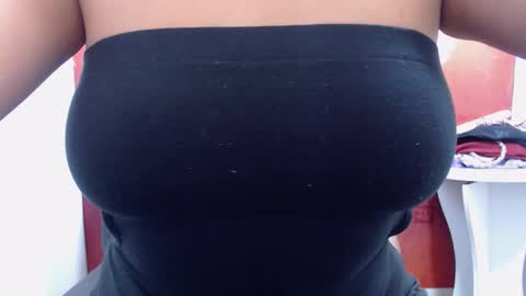 Snapshot of laura_hotyy chatting on 10.17.25 Laura online show from 10.17.25