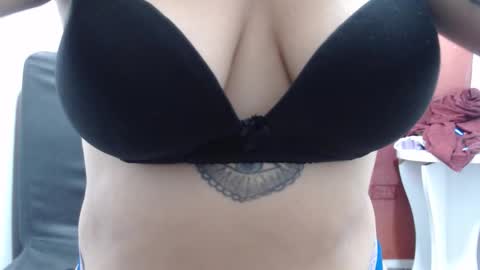 Snapshot of laura_hotyy chatting on 10.22.25 Laura online show from 10.22.25