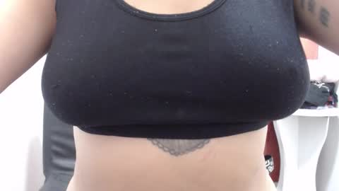 Snapshot of laura_hotyy chatting on 10.25.25 Laura online show from 10.25.25