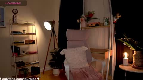 Snapshot of laura_lee chatting on 10.11.25 Laura Lee. online show from 10.11.25