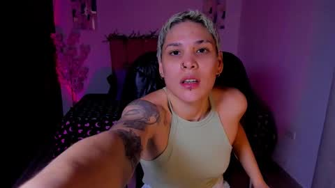 Snapshot of laura_r23 chatting on 10.08.25 Laura Rose online show from 10.08.25