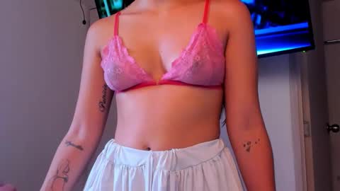 Snapshot of laura_soe chatting on 10.18.25 LAURA SOE online show from 10.18.25