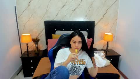 Snapshot of laura_soe chatting on 06.22.26 LAURA SOE online show from 06.22.26