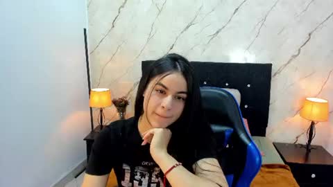 Snapshot of laura_soe chatting on 06.29.26 LAURA SOE online show from 06.29.26