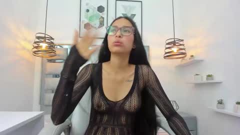 laura stuar online show from 12.05.25