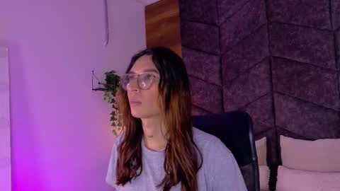 lauraagomezz__ online show from 10.13.25