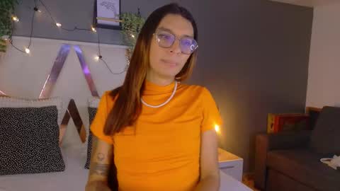 lauraagomezz__ online show from 10.13.25