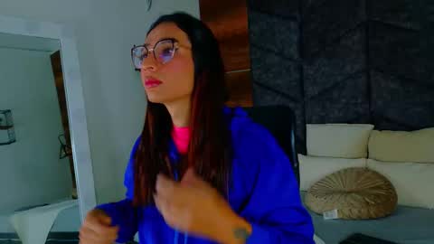 lauraagomezz__ online show from 10.19.25