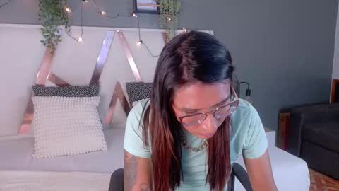 lauraagomezz__ online show from 10.20.25