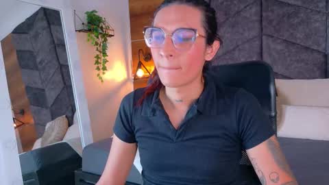 lauraagomezz__ online show from 10.23.25