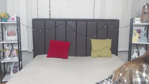 LauraHlot online show from 10.19.25