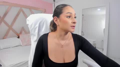 laura  online show from 11.11.25