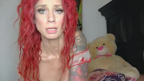 Snapshot of lauralye1983 chatting on 11.12.25 Lilian Banks online show from 11.12.25