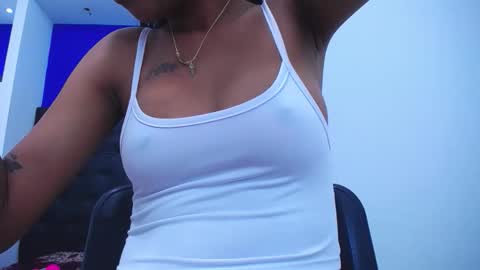 Snapshot of lauramossart chatting on 11.10.25 lauramossart online show from 11.10.25