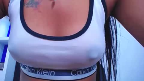 Snapshot of lauramossart chatting on 11.18.25 lauramossart online show from 11.18.25