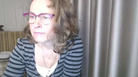 Lauraoven1 online show from 12.18.24
