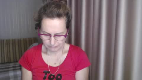 Lauraoven1 online show from 01.12.25