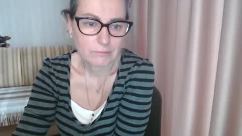 Lauraoven1 online show from 02.19.25