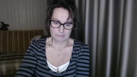 Lauraoven1 online show from 02.20.25