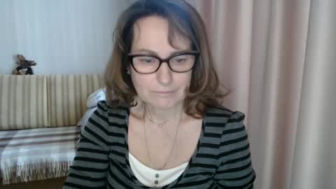 Lauraoven1 online show from 02.21.25