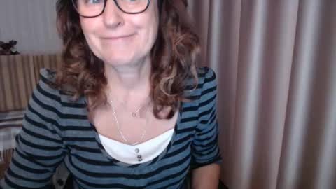 Snapshot of lauraoven1 chatting on 10.24.25 Lauraoven1 online show from 10.24.25