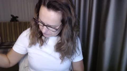 Snapshot of lauraoven1 chatting on 10.28.25 Lauraoven1 online show from 10.28.25