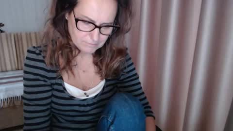 Snapshot of lauraoven1 chatting on 10.29.25 Lauraoven1 online show from 10.29.25