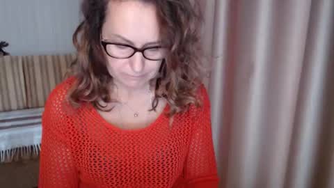 Snapshot of lauraoven1 chatting on 10.30.25 Lauraoven1 online show from 10.30.25