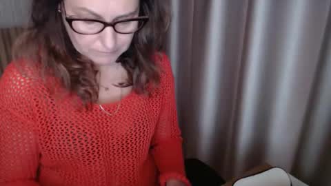 Snapshot of lauraoven1 chatting on 11.01.25 Lauraoven1 online show from 11.01.25