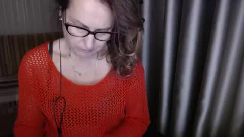 Snapshot of lauraoven1 chatting on 11.10.25 Lauraoven1 online show from 11.10.25