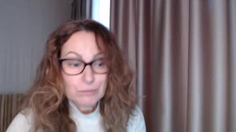 Snapshot of lauraoven1 chatting on 11.12.25 Lauraoven1 online show from 11.12.25