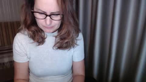 Snapshot of lauraoven1 chatting on 11.16.25 Lauraoven1 online show from 11.16.25