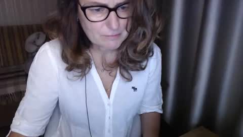 Lauraoven1 online show from 11.18.25