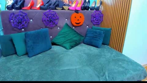 Laura online show from 10.28.25