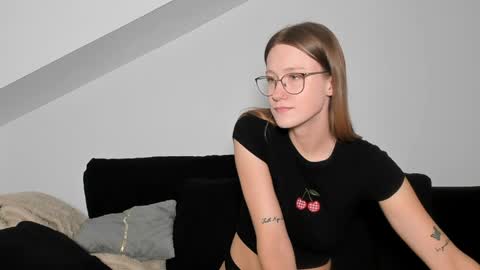 Snapshot of laurasommer chatting on 05.19.26 Laura Lara Sommer online show from 05.19.26